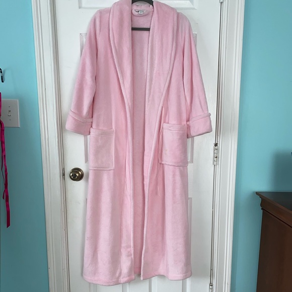 Charter Club Fuzzy Pink Robe- Color Still Bright! - Picture 1 of 4